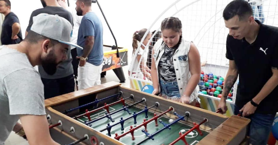 Pais jogando futebol de mesa