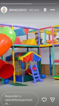 Tobogan com piscina de bolinhas.